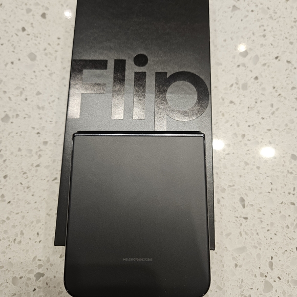 Like New Samsung ZFlip 4 _ 128Gb_Graphite - Picture 6 of 6